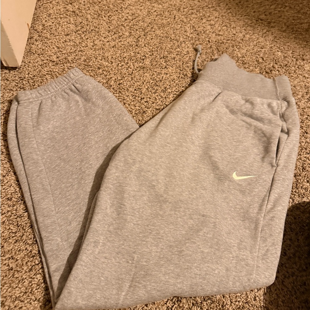 Nike sweatsuit- women’s - Picture 2 of 2